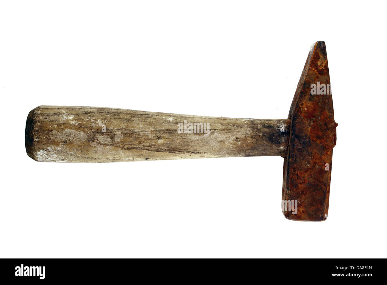 Vecchio martello con manico in legno con un tracciato di ritaglio Foto Stock