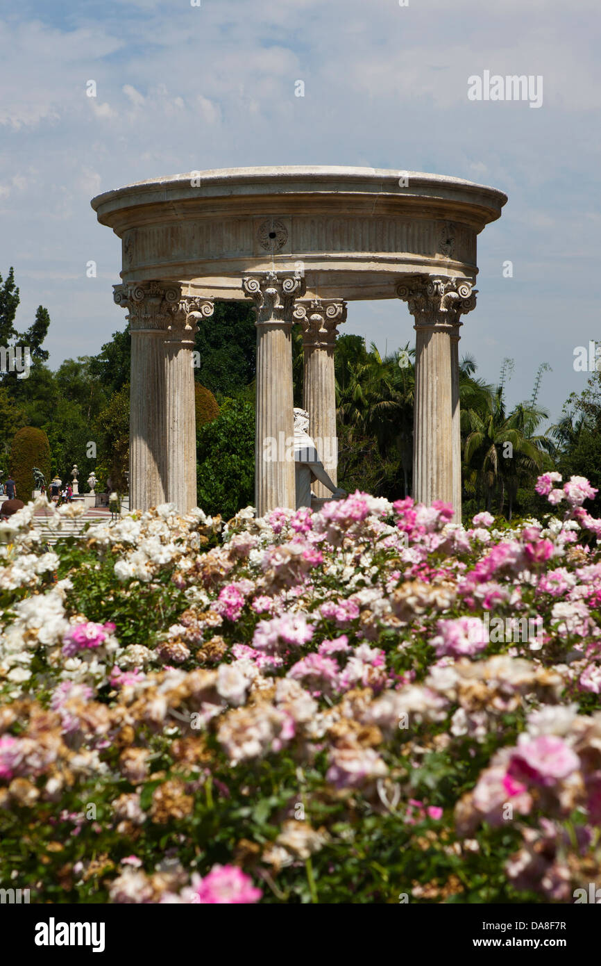 Francese stone tempietto e statua, "l'amore, il Captive di gioventù", il Giardino delle Rose, la Biblioteca di Huntington, collezione d'arte e Giardini Botanici di San Marino, California, Stati Uniti d'America Foto Stock