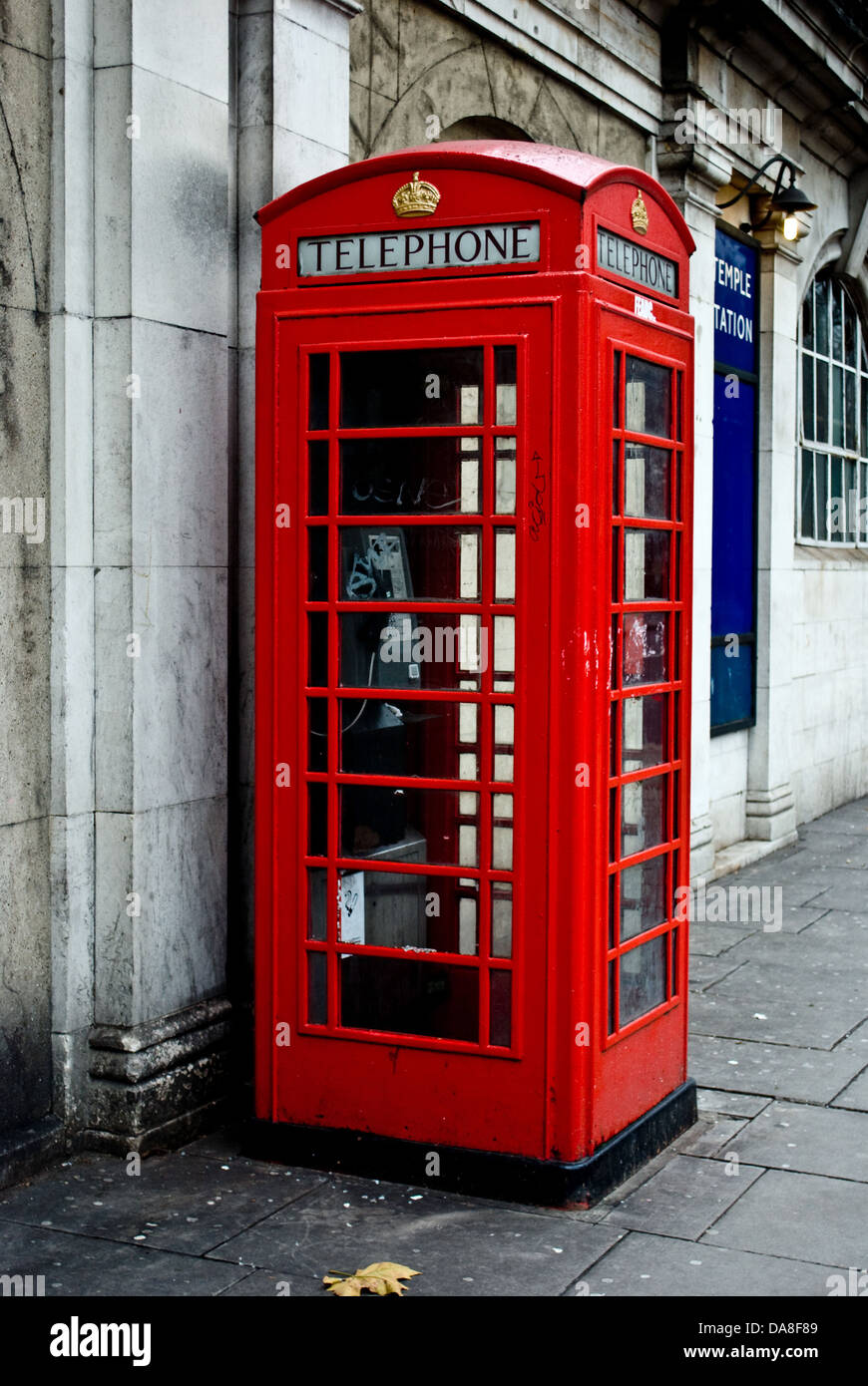 Red britannico casella Telefono alla Stazione di Tempio, Londra Foto Stock