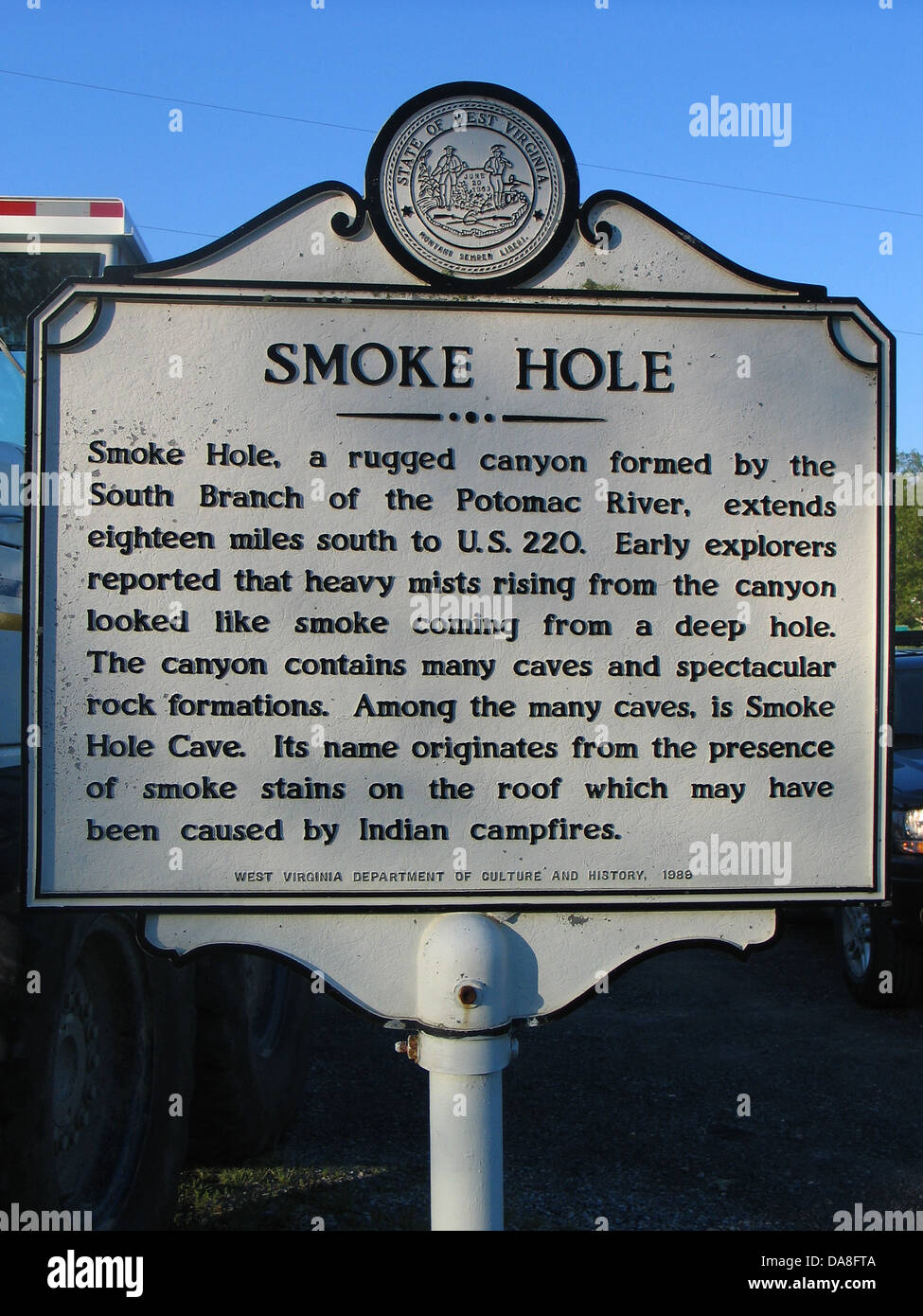 Foro di fumo foro di fumo, un robusto canyon formato dal ramo meridionale del fiume Potomac, si estende diciotto miglia a sud di U.S. 220. Primi esploratori ha riferito che le nebbie di pesanti che salgono dal canyon sembrava fumo proveniente da un buco profondo. Il canyon contiene molte grotte e le spettacolari formazioni rocciose. Tra le molte grotte, il fumo è la Grotta del foro. Il suo nome deriva dalla presenza di macchie di fumo sul tetto che può essere stata causata da fuochi indiano. West Virginia Dipartimento di Storia e cultura, 1989 Foto Stock