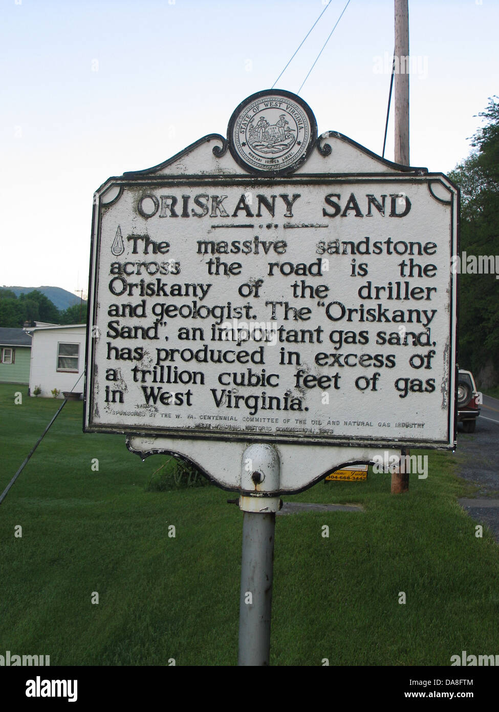 ORISKANY sabbia la pietra arenaria massiccia attraverso la strada è la Oriskany del perforatore e geologo. Il 'Oriskany sabbia,' e importante dei gas sabbia, ha prodotto in eccesso di un trilione di alimentazione cubico di gas in West Virginia. Sponsorizzato da W. VA. Comitato centenario del petrolio e del gas naturale industria Foto Stock
