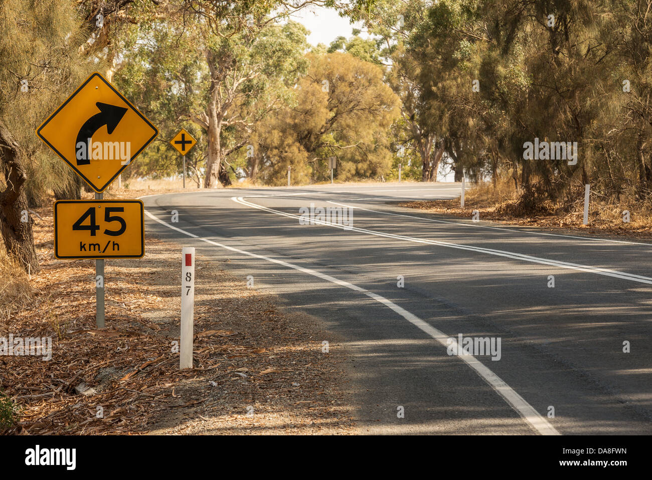 Le strade che si snodano attraverso le pittoresche colline di Adelaide in South Australia. Foto Stock