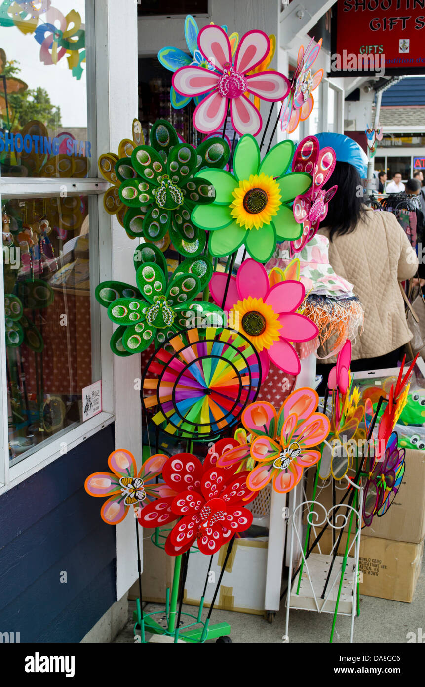 Luminose e fiori colorati pinwheels sul display al di fuori di un negozio di souvenir in Steveston, British Columbia, Canada. Foto Stock