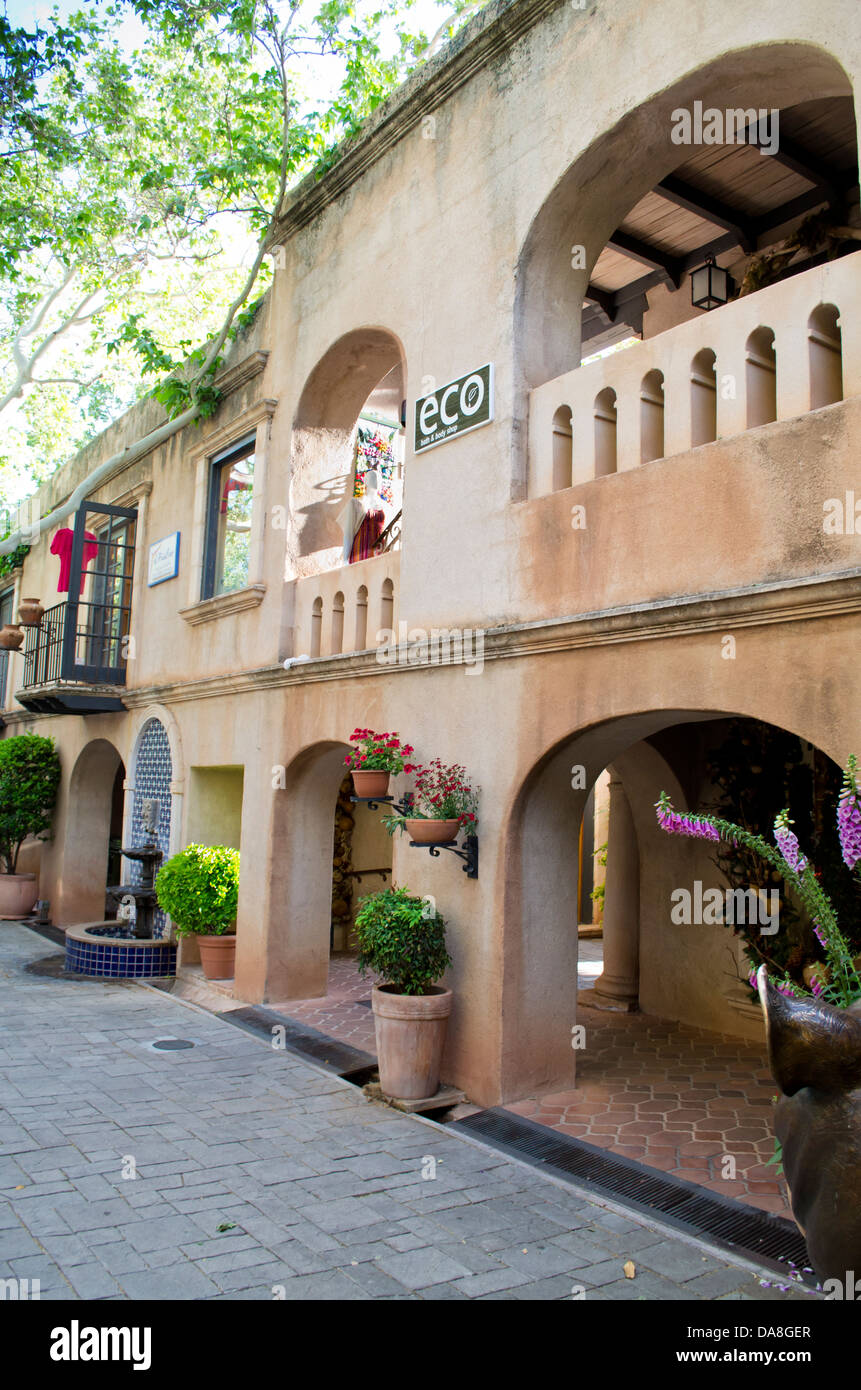 Cortile con fiori, arbusti e sculture a Tlaquepaque, un artigiano area dello shopping a Sedona, in Arizona. Foto Stock