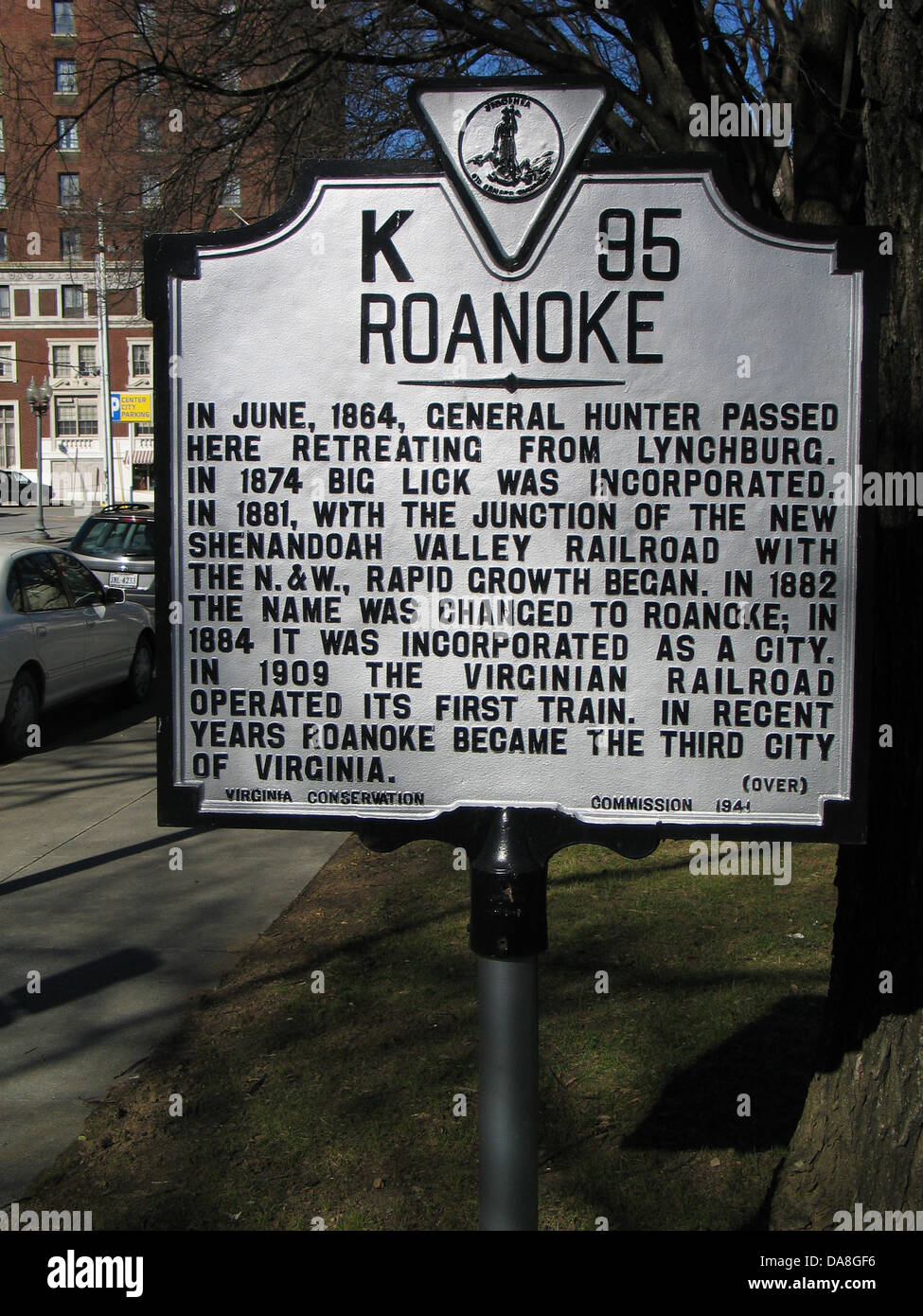 ROANOKE qui in ritirata da Lynchburg, nel 1874 Big leccare è stato incorporato. Nel 1881, con la giunzione del nuovo Shenandoah Valley Railroad con N.&W., la rapida crescita ha cominciato a. In 1882 il nome è stato cambiato a Roanoke; nel 1884 fu incorporato come una città. Nel 1909 il Virginian Railroad azionato il suo primo treno. Negli ultimi anni il Roanoke divenne la terza città della Virginia (<a href=http://photos.historical-markers.org/va-roanokecity/197 9769>Over</a>) Virginia conservazione Commissione, 1941. Foto Stock