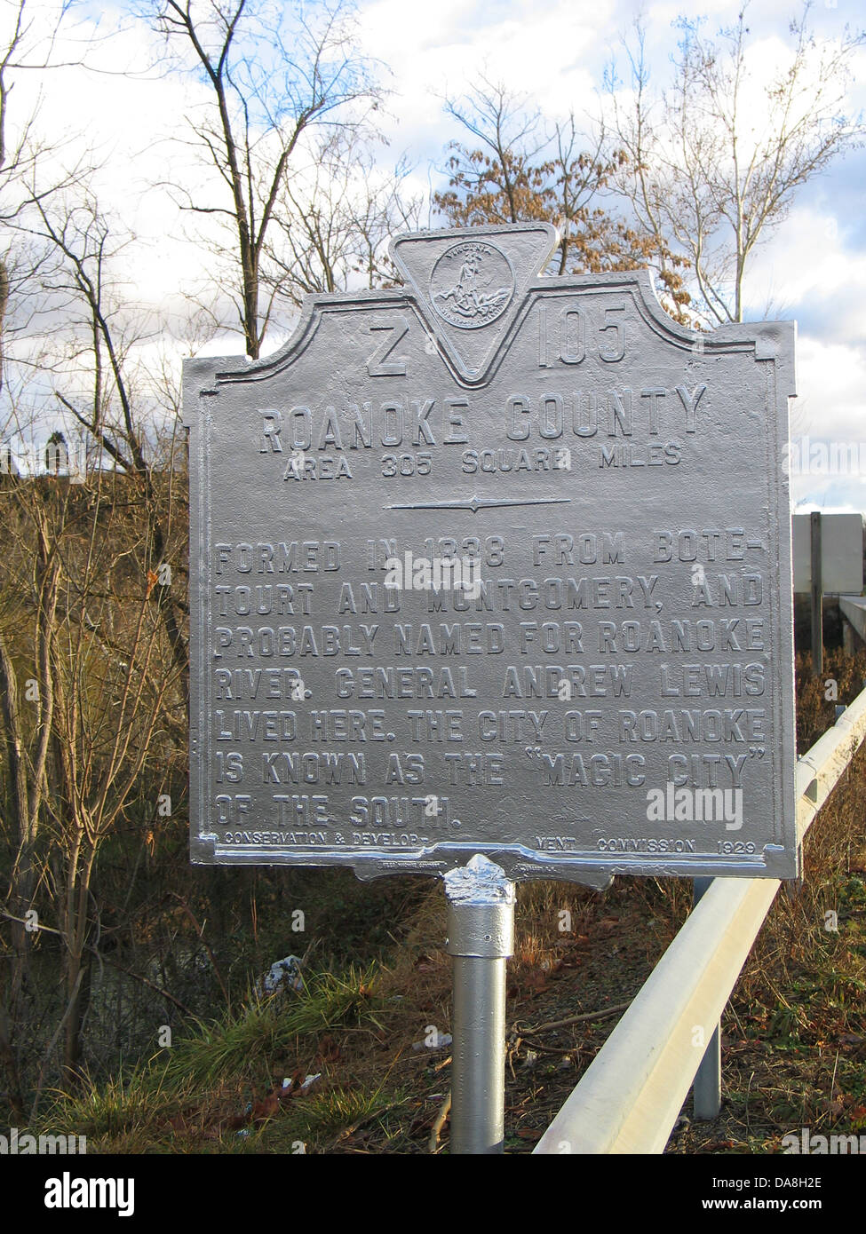 La contea di ROANKOKE Area 305 miglia quadrate formata nel 1838 da Botetourt e Montgomery, e probabilmente chiamato con il nome di Roanoke River. Generale Andrew Lewis ha vissuto qui. La città di Roanoke è noto come il 'Magic Citta' del Sud. Conservazione e Sviluppo Commissione, 1929. Foto Stock