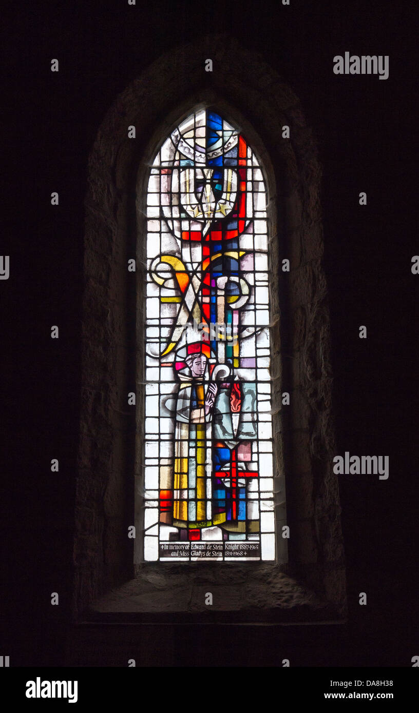 Finestra di Vetro colorato nella Chiesa Parrocchiale di Santa Maria Vergine, Lindisfarne, Isola Santa, Northumberland, Inghilterra Foto Stock