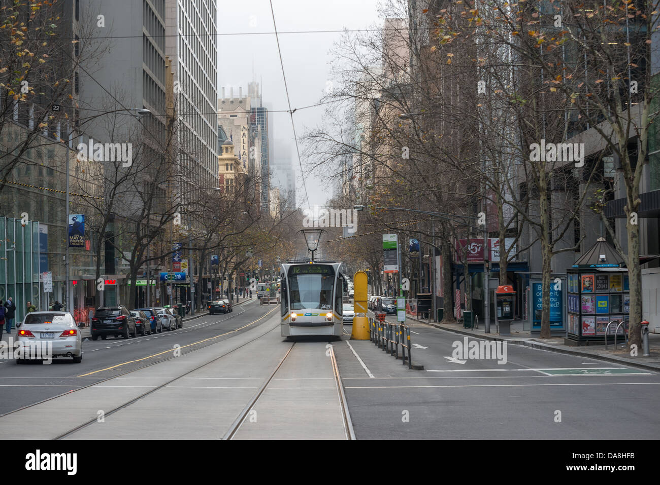 I tram e le automobili in Collins Street, nel centro di Melbourne, Australia. Foto Stock
