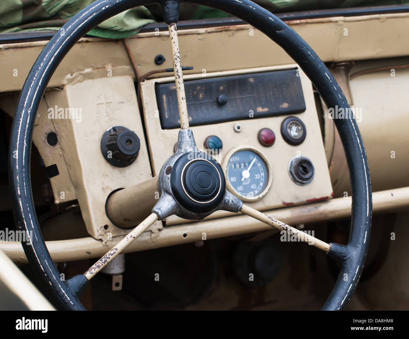 Il volante sulla vecchia jeep militari. Foto Stock