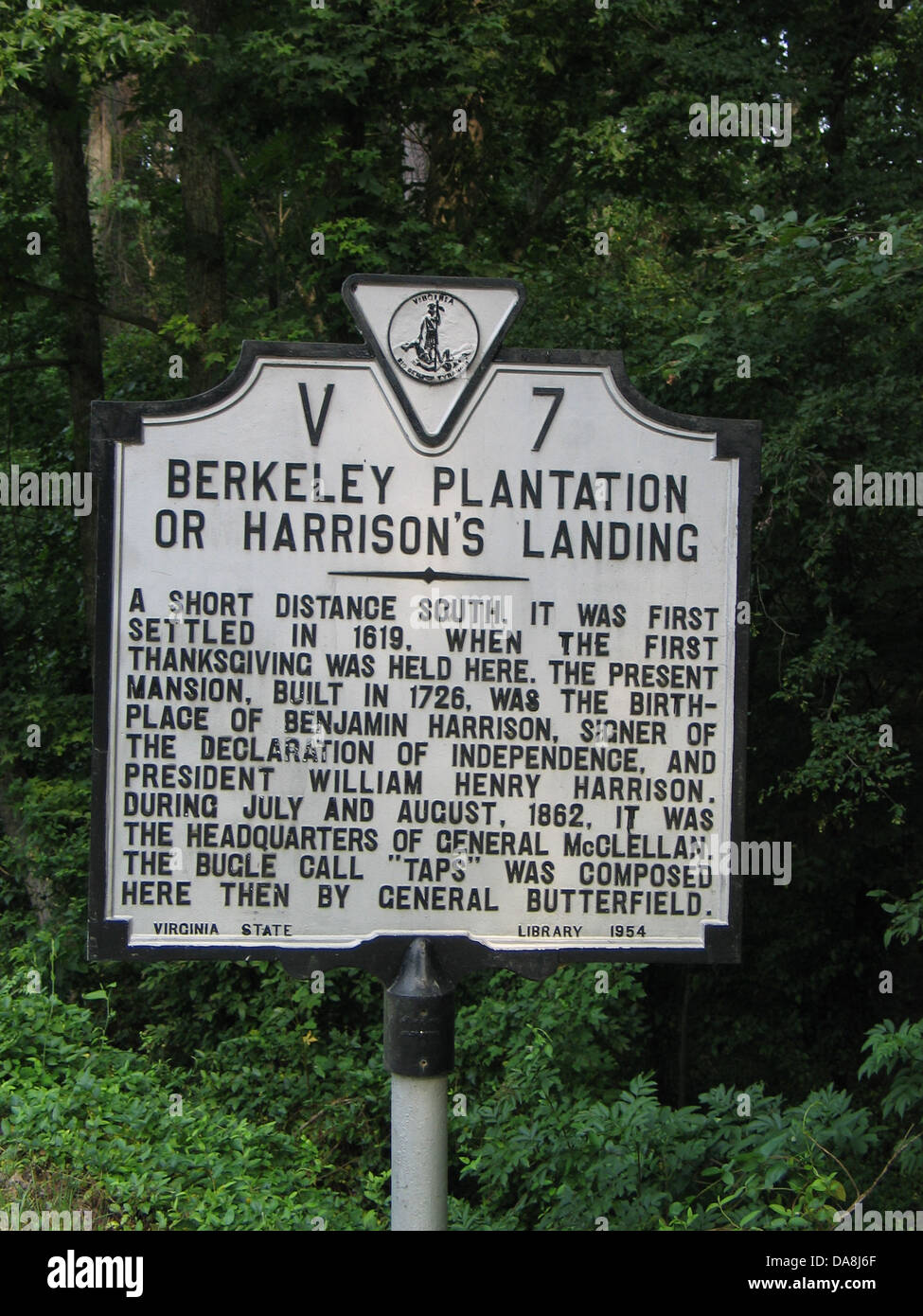 BERKELEY PLANTATION O HARRISON'S LANDING A breve distanza a sud. Per la prima volta è stata risolta nel 1619, quando il primo giorno del ringraziamento era tenuto qui. La presente mansion, costruito nel 1726, fu il luogo di nascita di Benjamin Harrison, firmatario della dichiarazione di indipendenza e il presidente William Henry Harrison. Durante i mesi di luglio e di agosto 1862 fu sede del generale McClellan. Il bugle chiamata "taps" è stato composto qui poi dal generale Butterfield. Virginia State Library 1954. Foto Stock