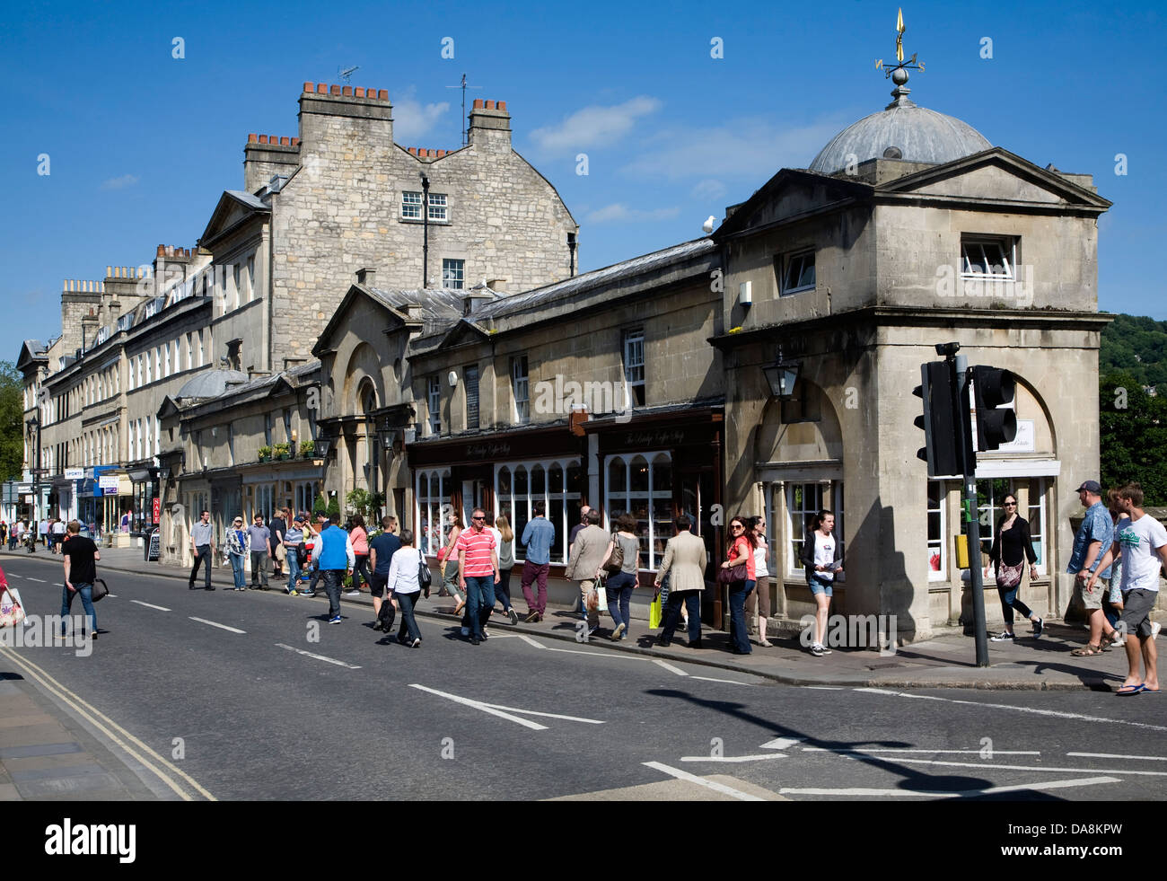 Persone negozi Pulteney Bridge Bath Somerset Inghilterra Foto Stock