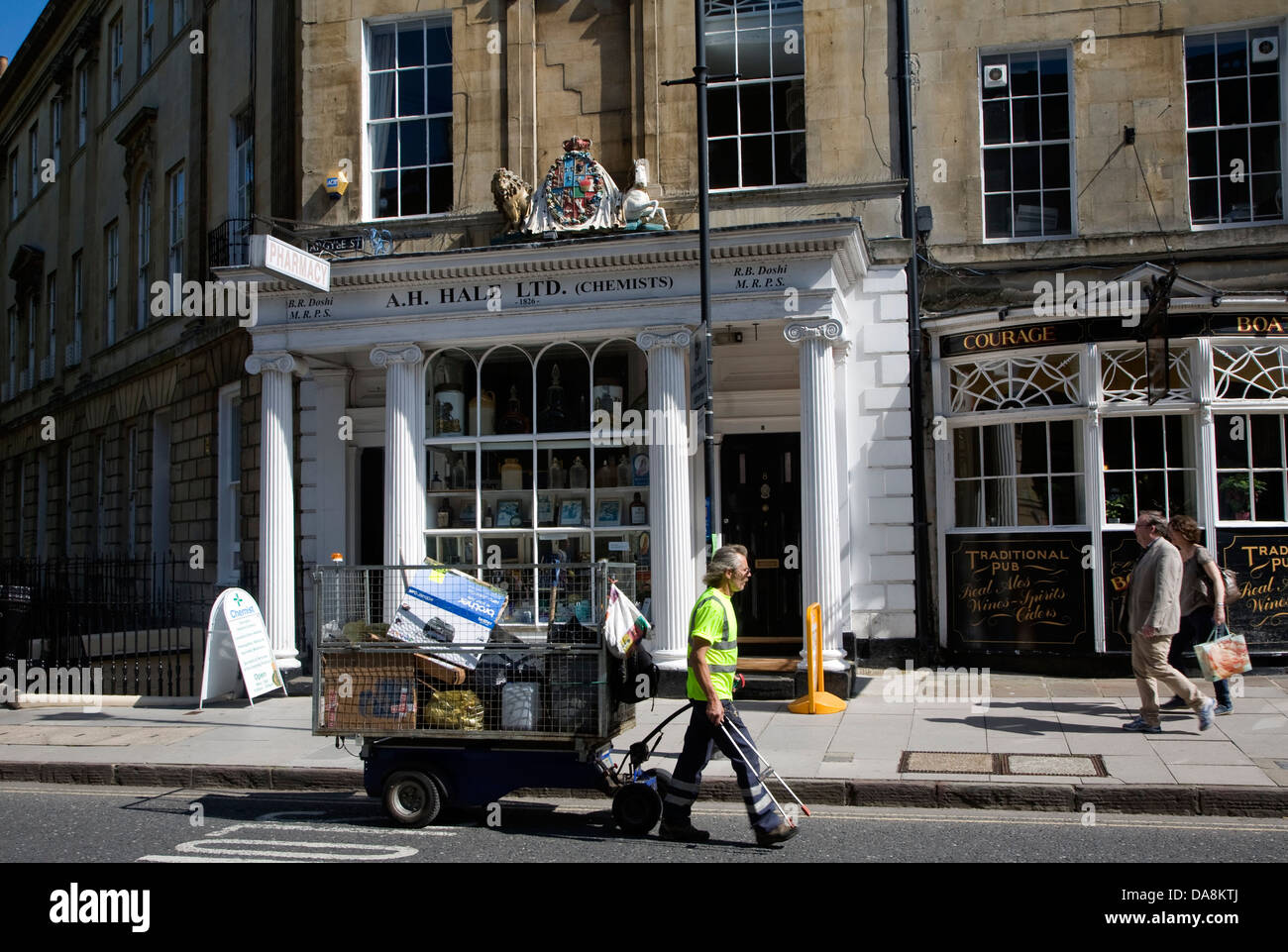 Pulitore di via tirando il carrello Argyle Street, Bath, Somerset, Inghilterra Foto Stock