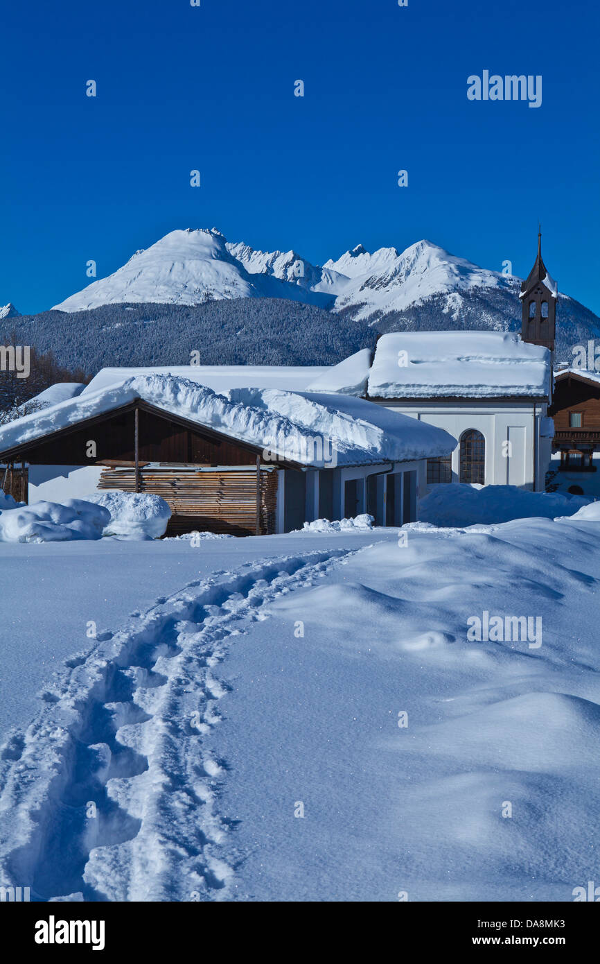 Austria, Europa Tyrol, Mieminger Plateau, Obsteig, Holzleiten, inverno, neve via, traccia, con le racchette da neve, cappella, legno, foresta, mou Foto Stock