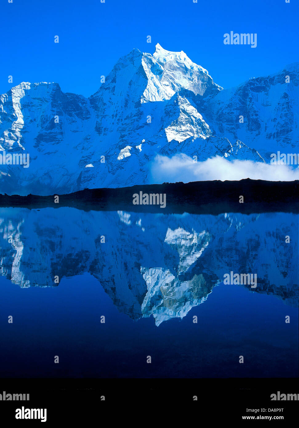 Il Nepal, Himalaya, Khumbu, Solo Khumbu, Khumbu Himalaya, Pangpoche, lago di montagna, lago, acqua, riflessione, montagne, Kang taiga Foto Stock