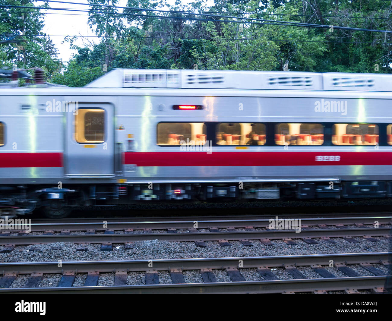 Metro-North Commuter convoglio ferroviario al crepuscolo, CT, Stati Uniti d'America Foto Stock
