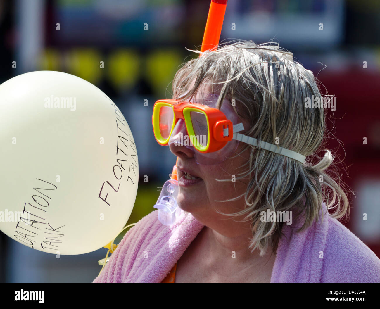 Donna che sta per andare a nuotare Foto Stock