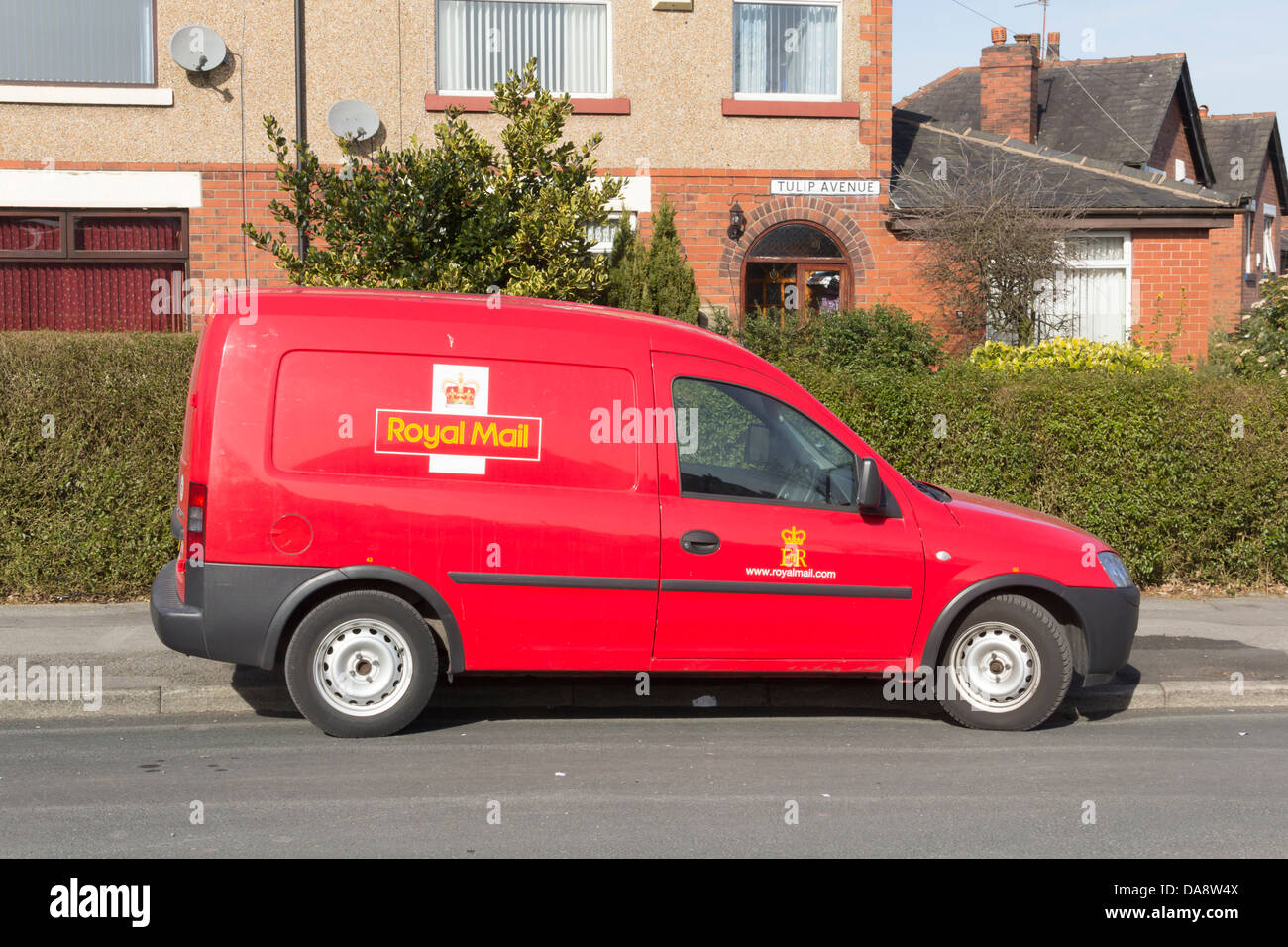 Un Royal Mail post furgone parcheggiato in strada al di fuori di una casa bifamiliare in Inghilterra settentrionale. Foto Stock