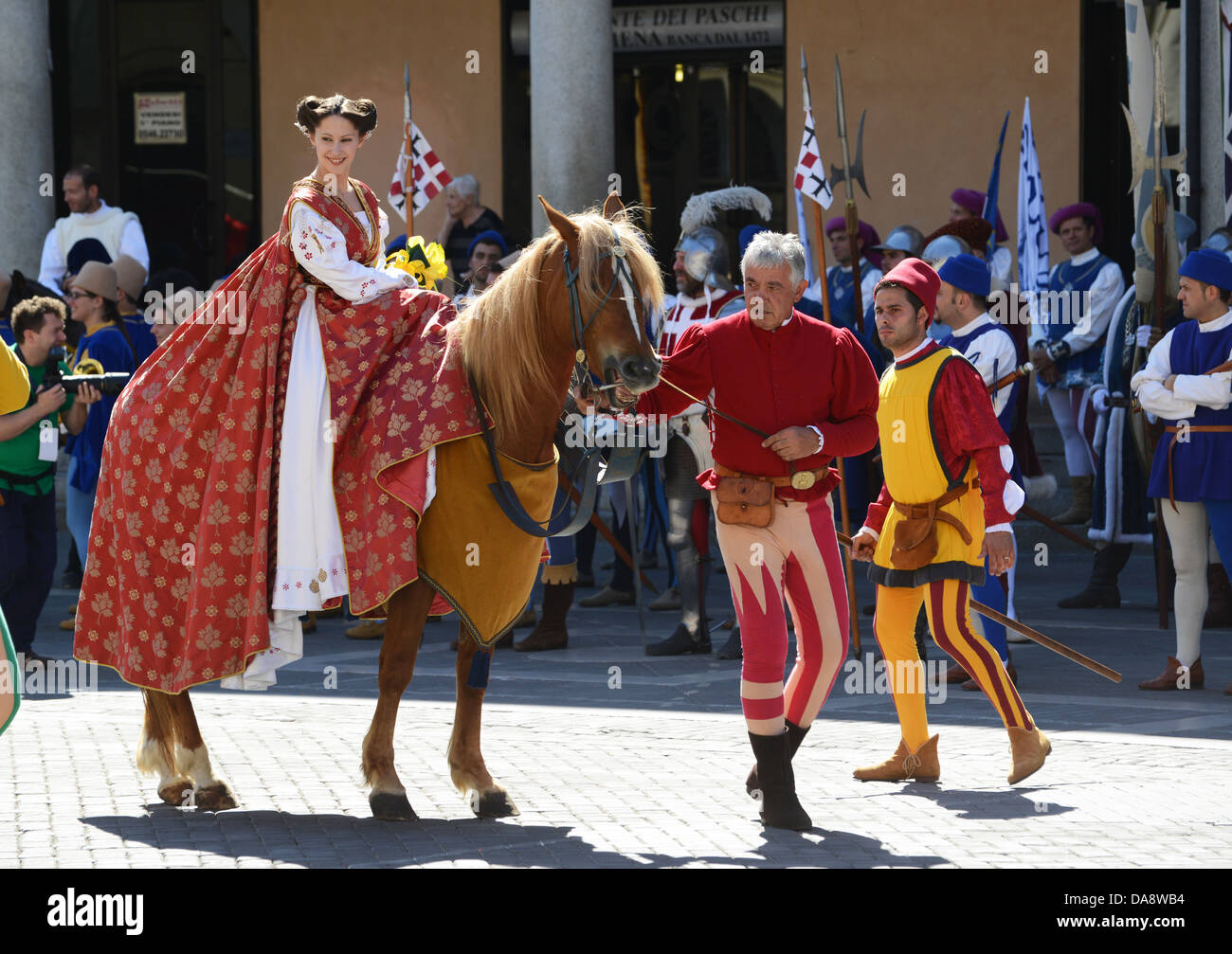 Faenza Italia donna a cavallo corteo storico prima del Palio del Niballo  Foto stock - Alamy