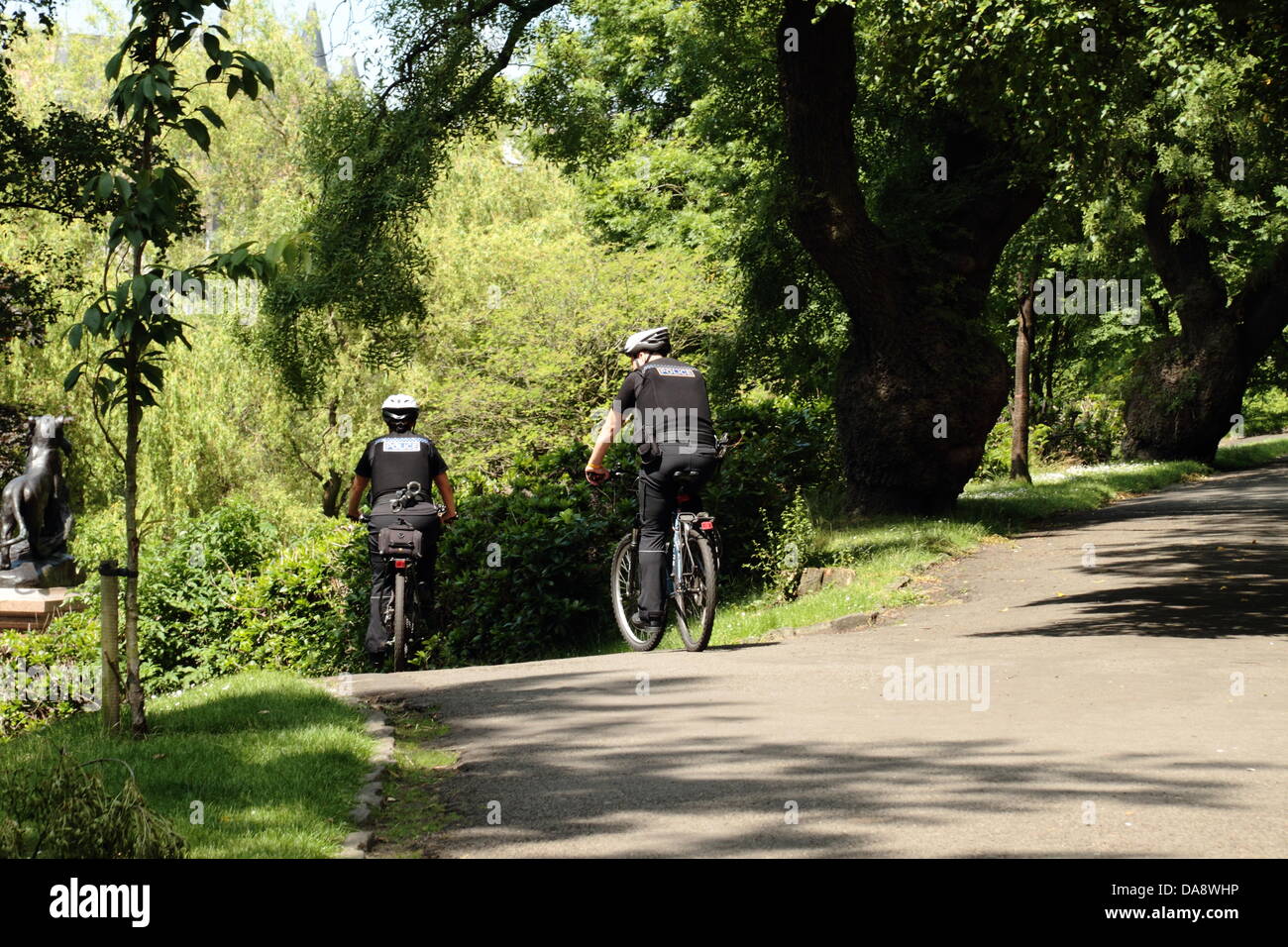 La polizia in bicicletta il pattugliamento Kelvingrove Park Glasgow Scotland Regno Unito Foto Stock