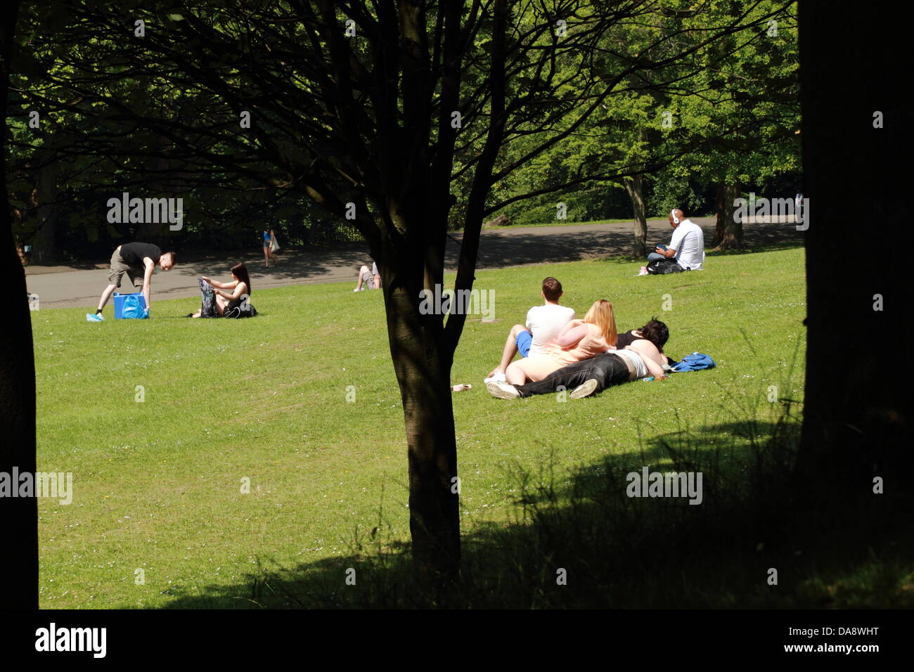 Un certo numero di persone che godono della calda estate in Kelvingrove Park Glasgow Scotland Regno Unito Foto Stock