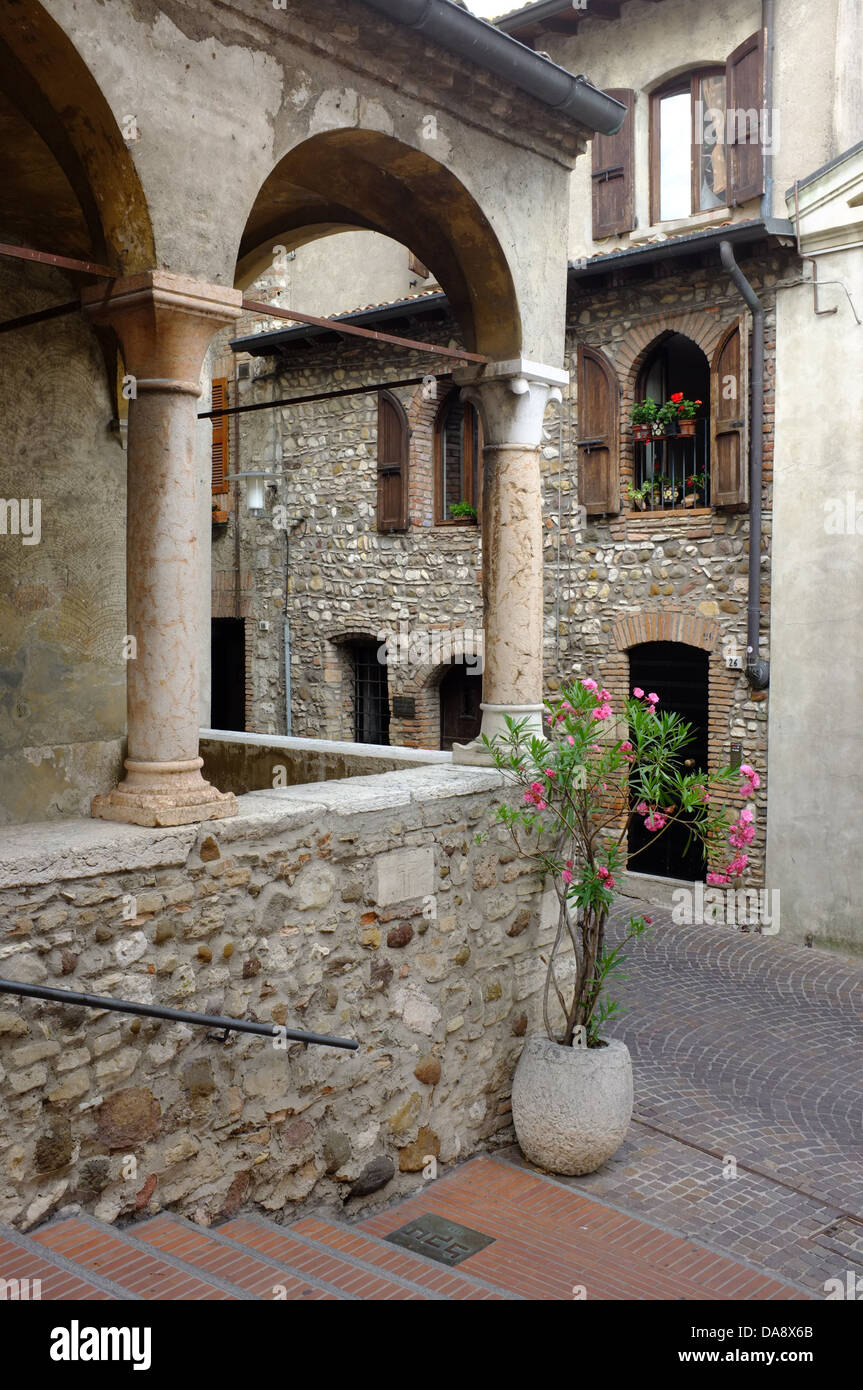 Architettura medievale nella città di Sirmione Italia. Foto Stock
