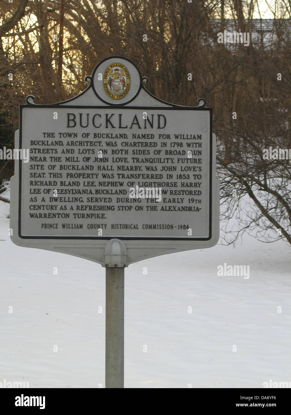 BUCKLAND la città di Buckland, prende il nome da William Buckland, architetto, era stata noleggiata in 1798 con strade e lotti su entrambi i lati di una vasta eseguire vicino al mulino di Giovanni d'amore. Il tranquility, futuro sito di Buckland Hall nelle vicinanze, è stato John Love Seat. Questa proprietà è stata trasferita nel 1853 a Richard Lee blando, nipote di Lighthorse Harry Lee di Leesylvania. Buckland taverna, ora restaurato come una abitazione, serviti durante i primi anni del XIX secolo come una sosta rinfrescante sul Alexandria-Warrenton Turnpike. Il principe William County Commissione storica - 1984 Foto Stock