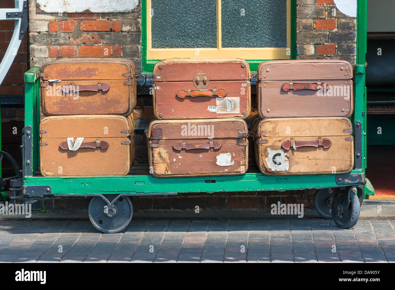 Vintage trunk di viaggio caricati su un carrello Foto Stock