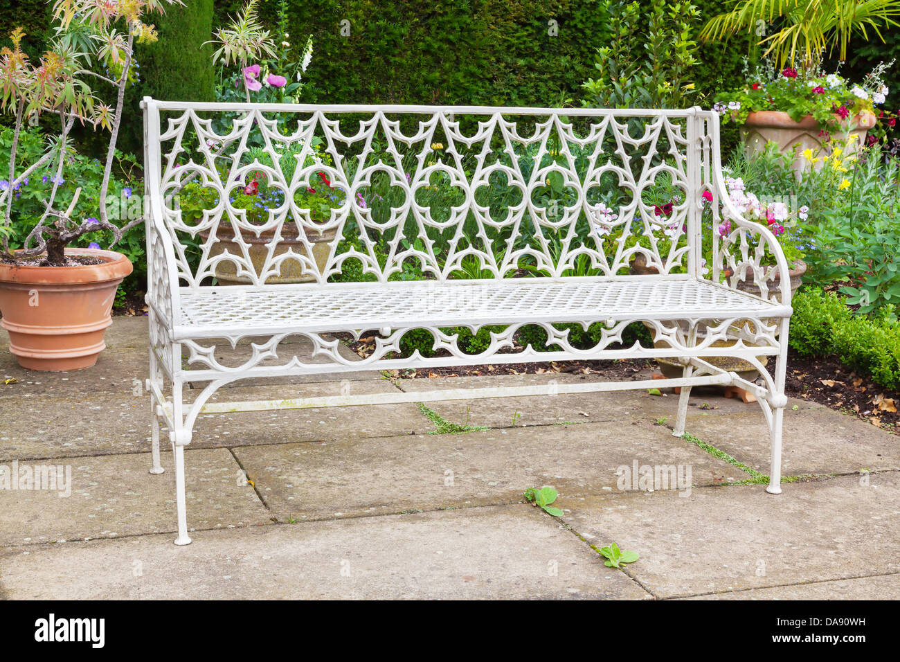 Vecchia panchina da giardino situato in un giardino paesaggistico. Foto Stock