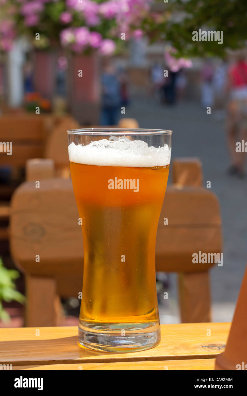 Bicchiere di birra nel ristorante sul tavolo per esterno al sole Foto Stock