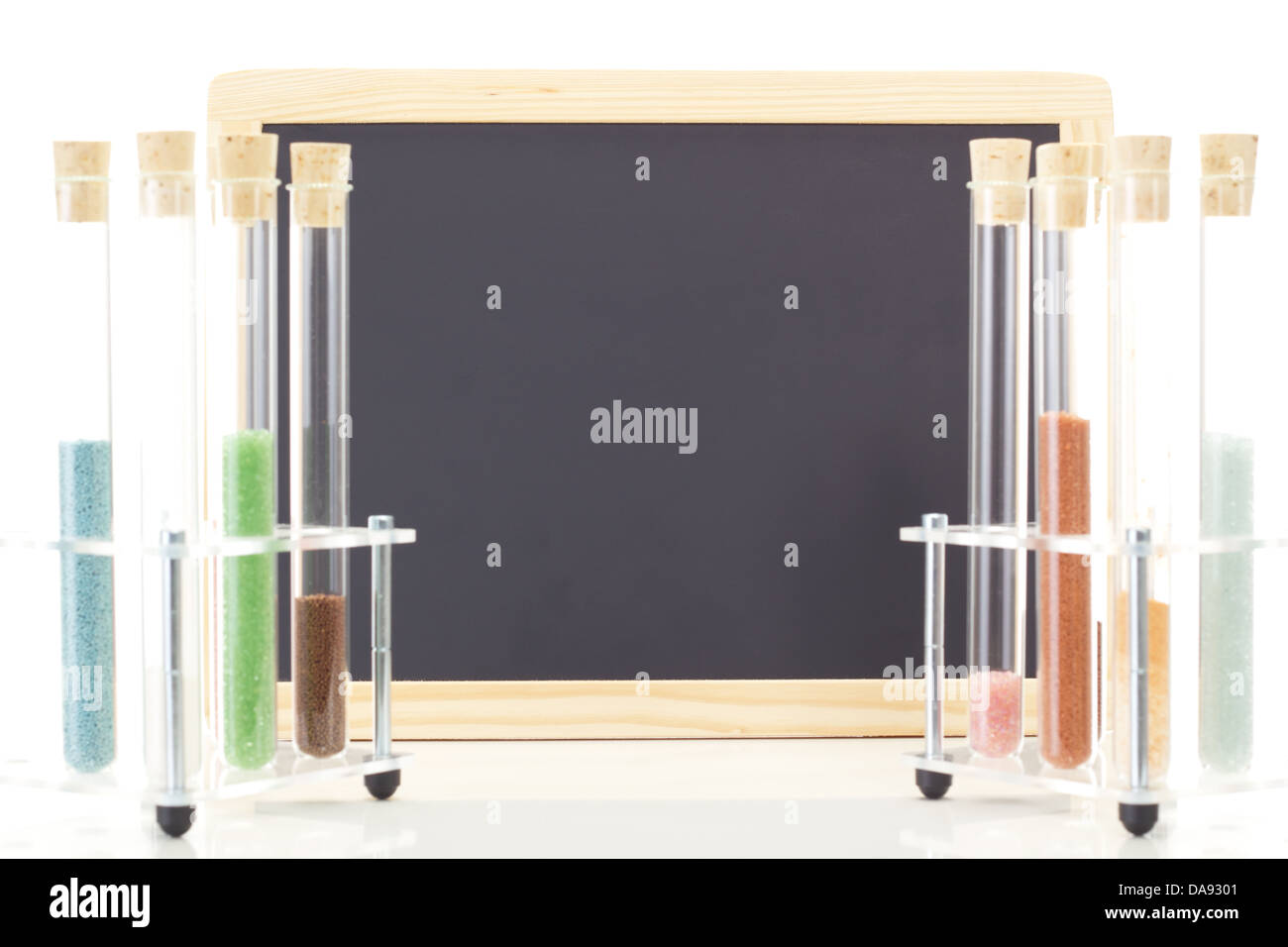 Alcuni tubi di prova nella parte anteriore dello sbozzato di Blackboard Foto Stock