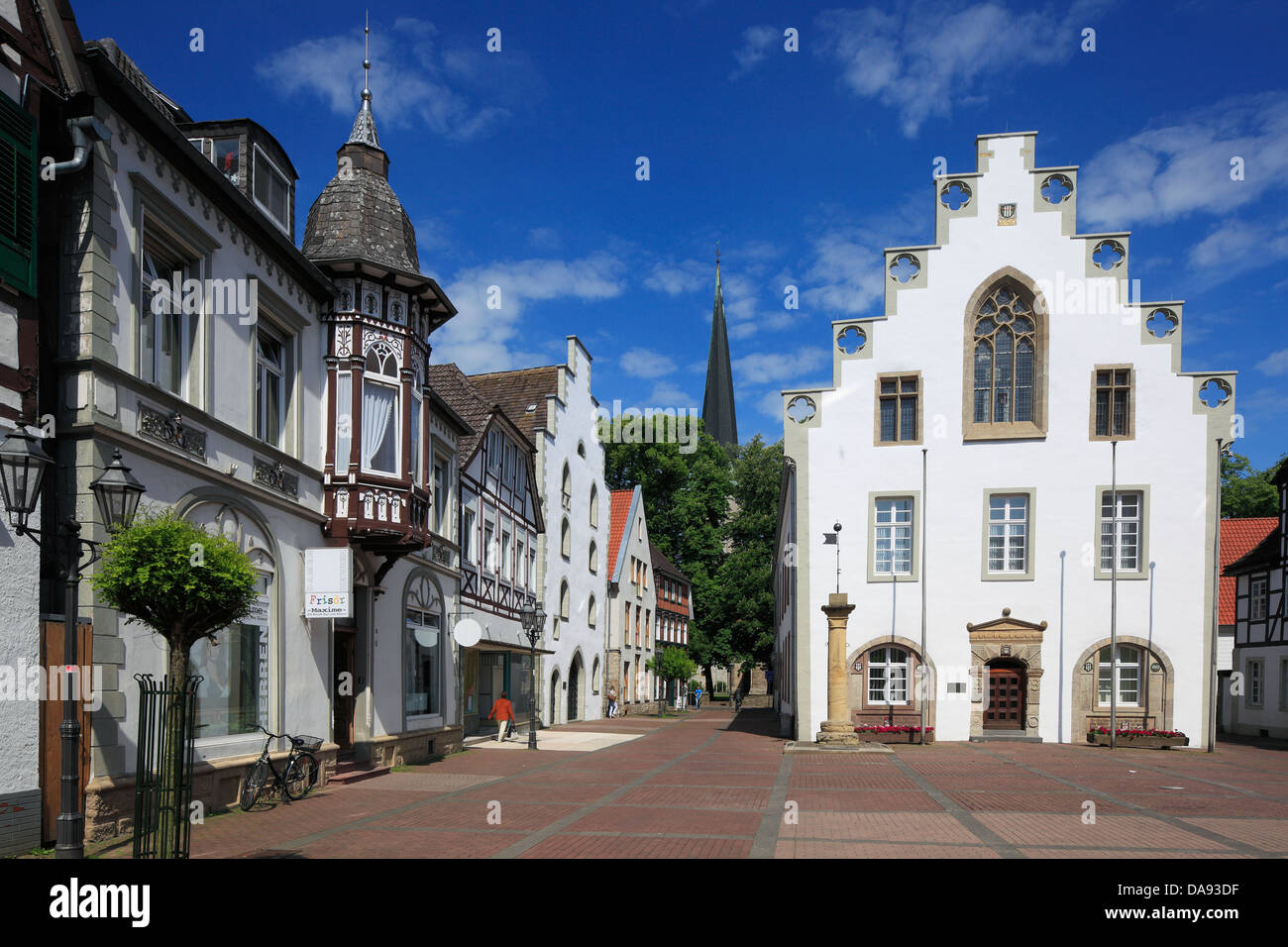 Buergerhaeuser, Alte Waage und Rathaus mit Rolandsaeule Am Marktplatz von Brakel, Oberwaelder Terra, Teutoburger Wald, Eggegebirge, Renania settentrionale-Vestfalia Foto Stock