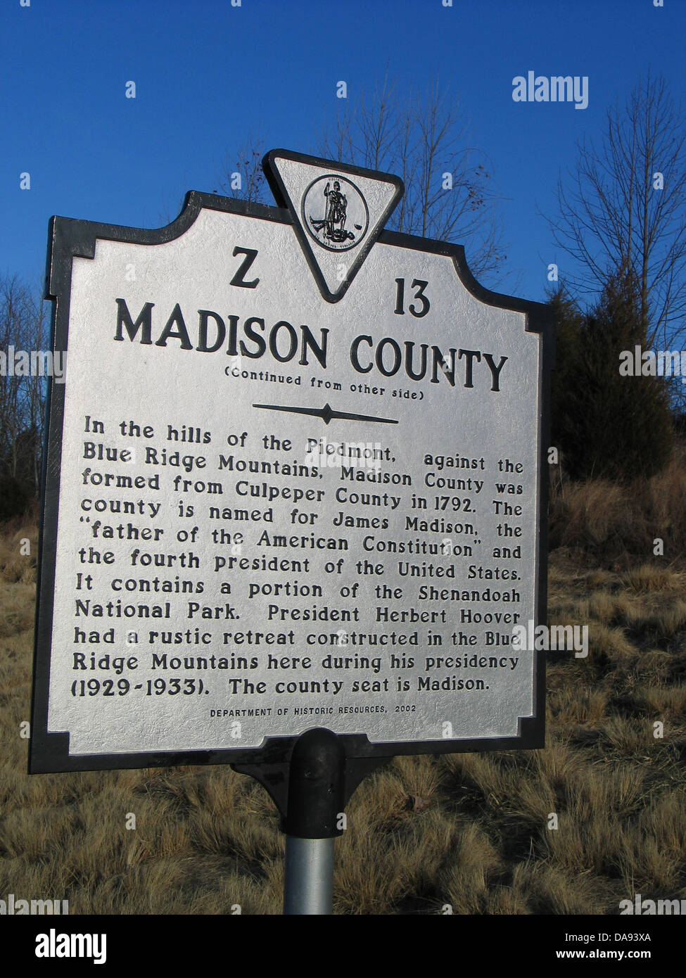 MADISON COUNTY nelle colline del Piemonte, contro le Blue Ridge Mountains, Madison County è stata formata dalla contea di Culpeper nel 1792. La contea è chiamato con il nome di James Madison, il 'padre della costituzione americana' e il quarto presidente degli Stati Uniti. Esso contiene una porzione del Parco Nazionale di Shenandoah. Il presidente Herbert Hoover aveva un rustico rifugio costruito in Blue Ridge Mountains qui durante la sua presidenza (1929-1933). La sede della contea è Madison. Dipartimento di risorse storiche, 2002 Foto Stock