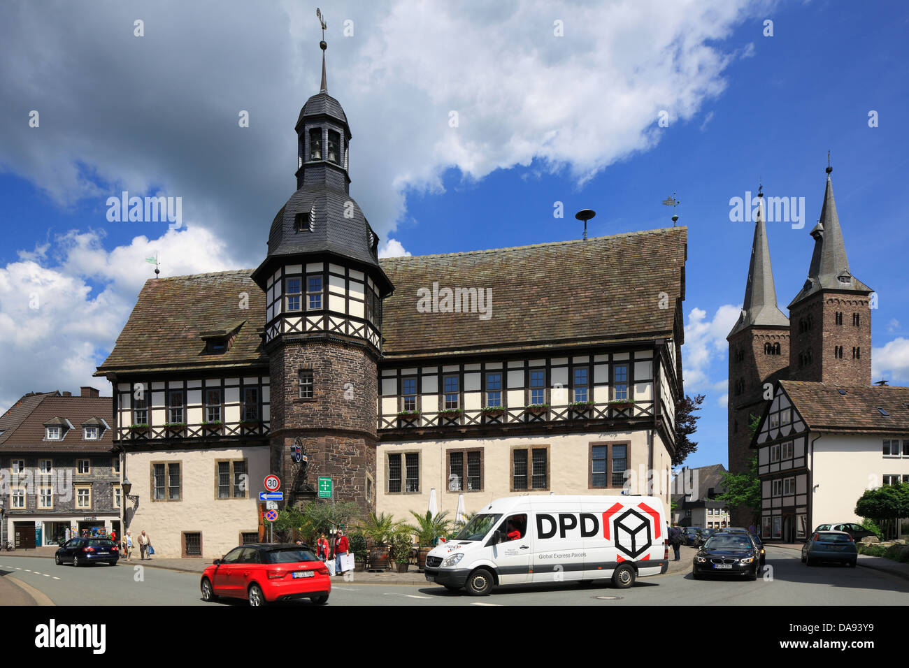 Kurierfahrzeug von DPD, Altes Rathaus und Evangelische Kirche Sankt Kiliani in Hoexter, Weserbergland, Renania settentrionale-Vestfalia Foto Stock