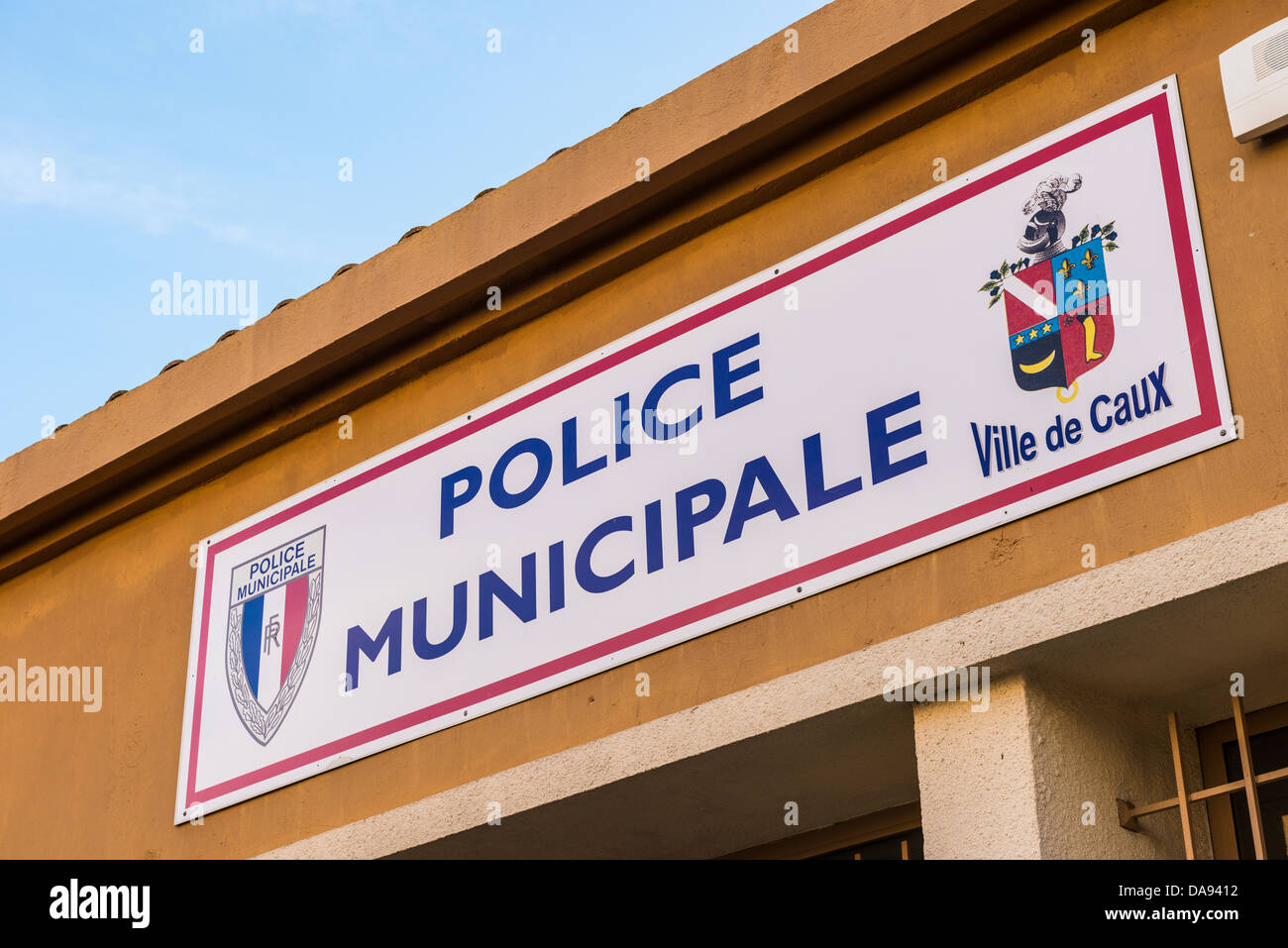 La polizia municipale di cantare, nella città di Caux, Hérault, Languedoc-Roussillon, Francia Foto Stock