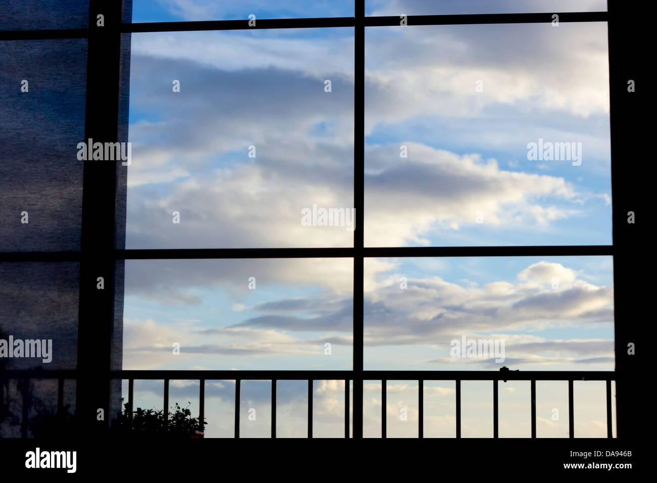 Cielo blu con nuvole visto attraverso la finestra. Foto Stock