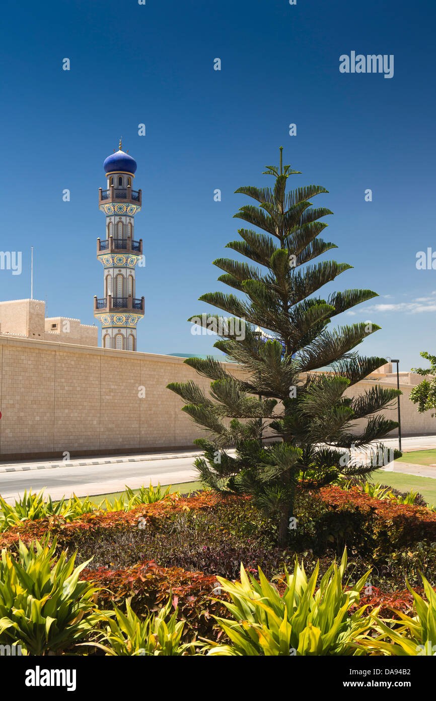 Oman, Dhofar, Salalah, Sultan Quaboos bin detto Al Husin Royal Palace e Royal minareto della moschea Foto Stock