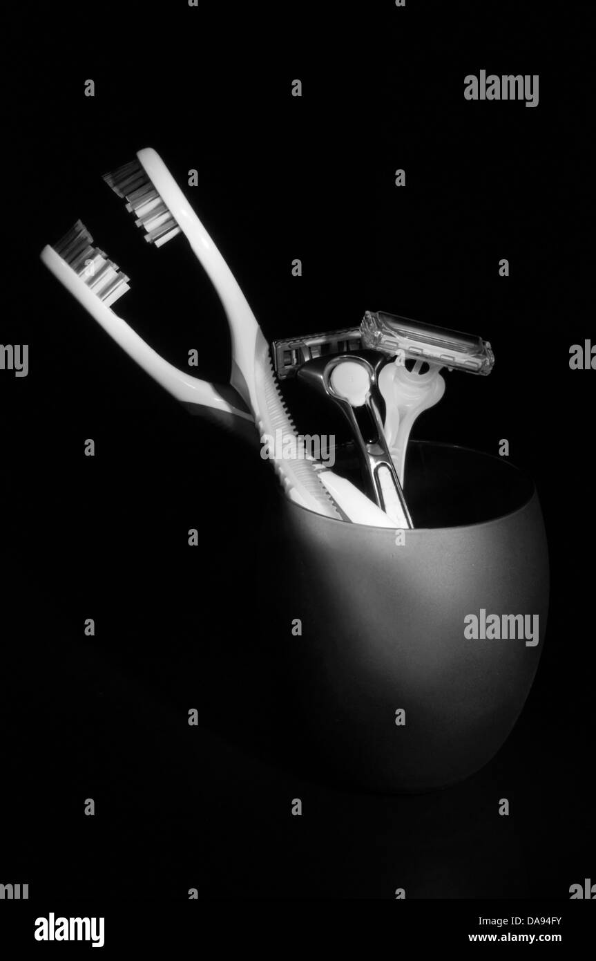 Una coppia di spazzolini da denti e rasoi. Foto Stock
