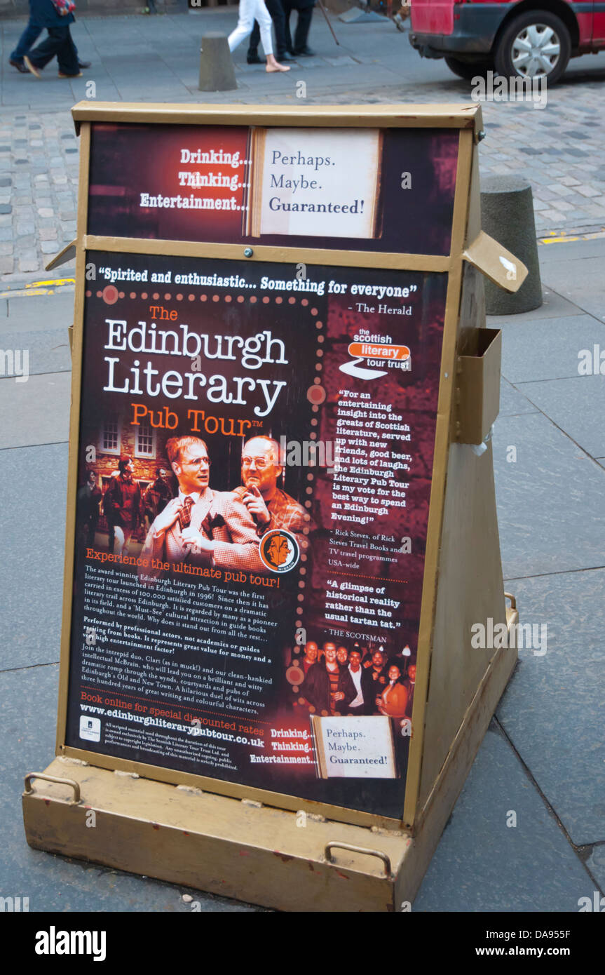 Segno pubblicità tour letterario lungo la royal Mile street città vecchia Edimburgo Scozia Gran Bretagna UK Europa Foto Stock