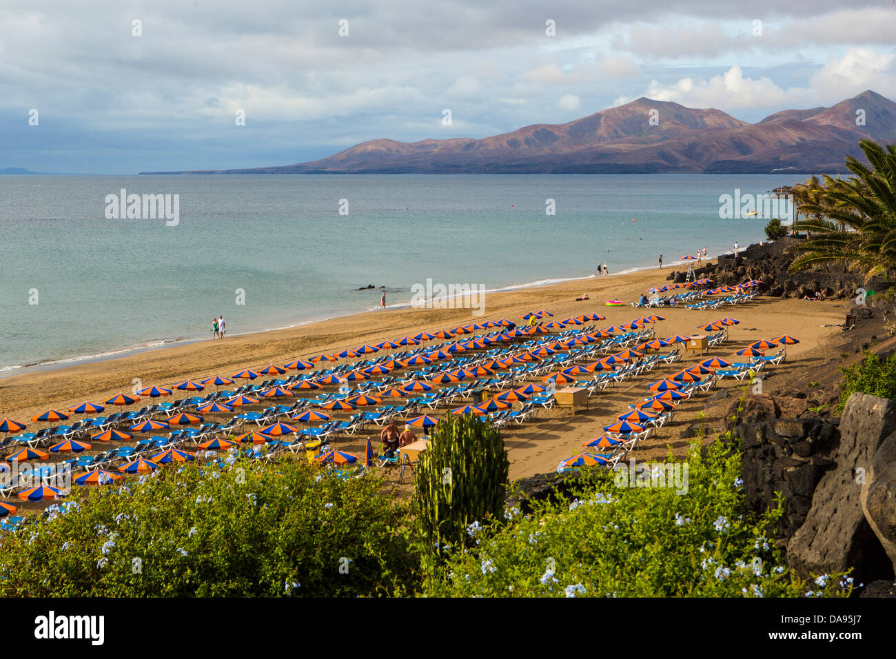 Spiaggia Blanca, Spagna, Europa, Isole Canarie Lanzarote, isola, Puerto del Carmen, Spiaggia, nuvole, display, palme, sabbia, tour Foto Stock