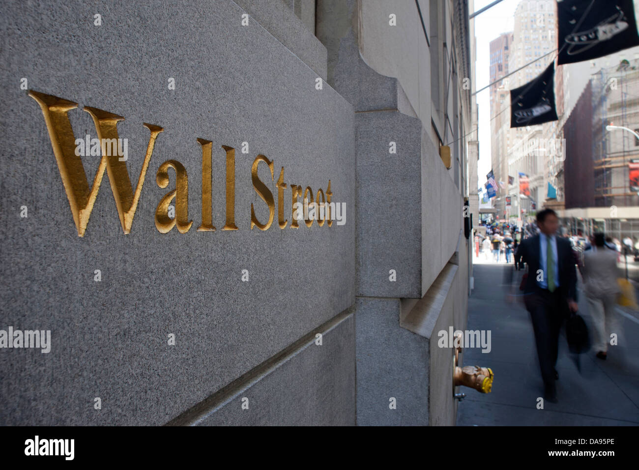 La gente camminare passato WALL STREET SIGN DOWNTOWN MANHATTAN NEW YORK STATI UNITI D'AMERICA Foto Stock