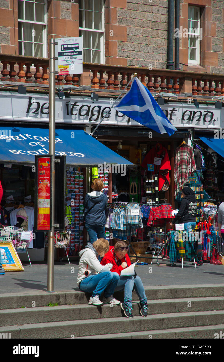 I turisti Lawnmarket Street Royal Mile città vecchia Edimburgo Scozia Gran Bretagna UK Europa Foto Stock