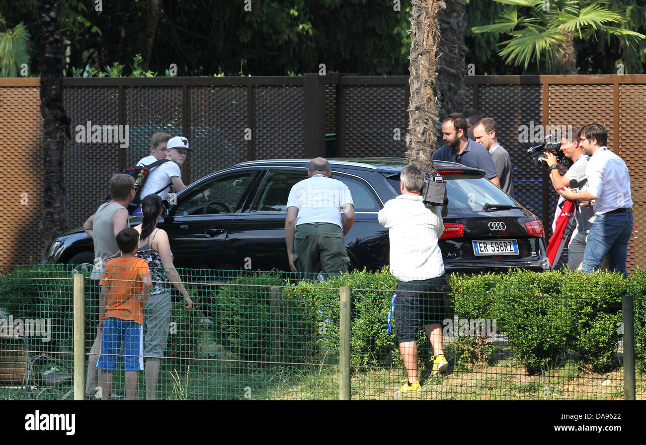 Ein schwarzer Wagen, mit dem Profifußballer Mario Gomez an Bord, verlässt am 08.07.2013 im italienischen Riva das Mannschaftshotel des FC Bayern. Der Bundesligist bereitet sich vom 04.07.2013 bis 12.07.2013 in einem Trainingslager in Arco auf die Saison 2013-14 vor. Foto: Karl-Josef Hildenbrand/dpa +++(c) dpa - Bildfunk+++ Foto Stock