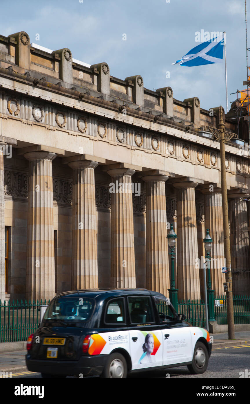 Taxi sul tumulo passando Royal Scottish Academy museum il Tumulo centro di Edimburgo in Scozia Gran Bretagna UK Europa Foto Stock