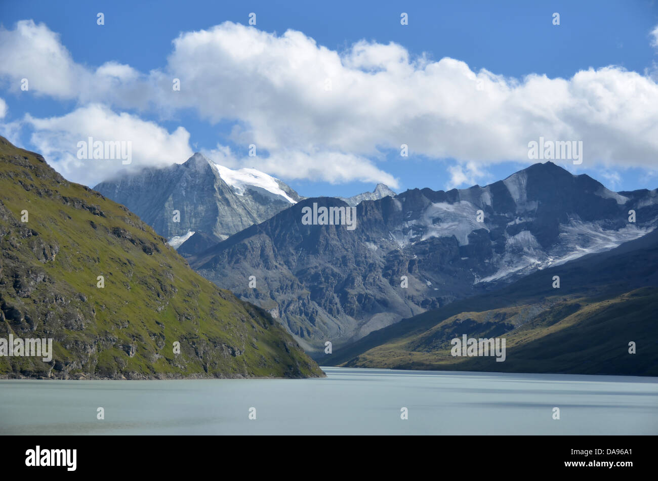 Il lago più grande in Europa oltre 2000m il lago Dixence con il mont blanc de cheillon in background. Nella Svizzera meridionale Foto Stock