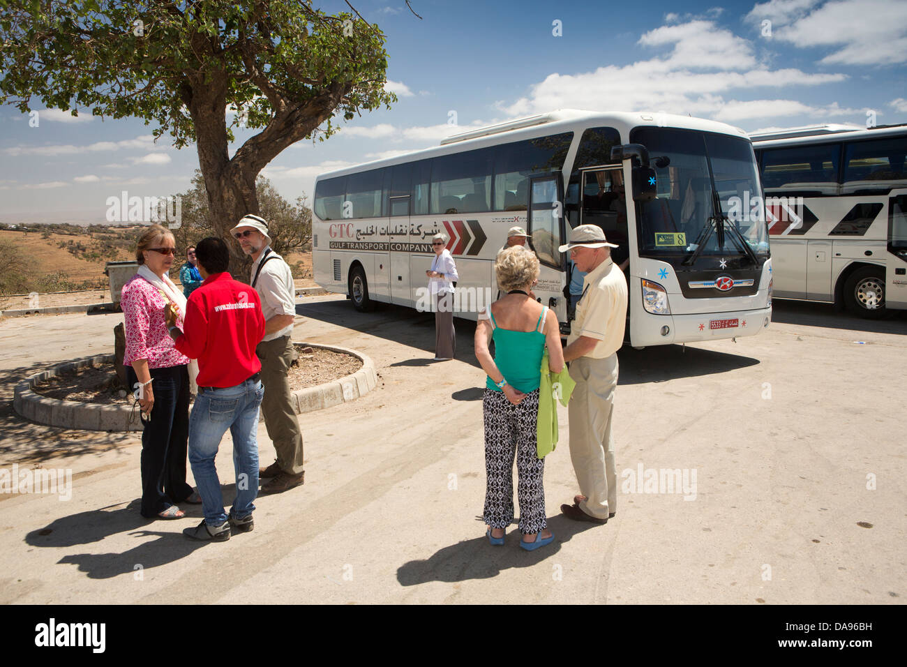 In Oman Salalah, Dhofar, Jabal Auara, lavoro della tomba Nabi Ayoub, nave da crociera passeggeri su tour in autobus Foto Stock