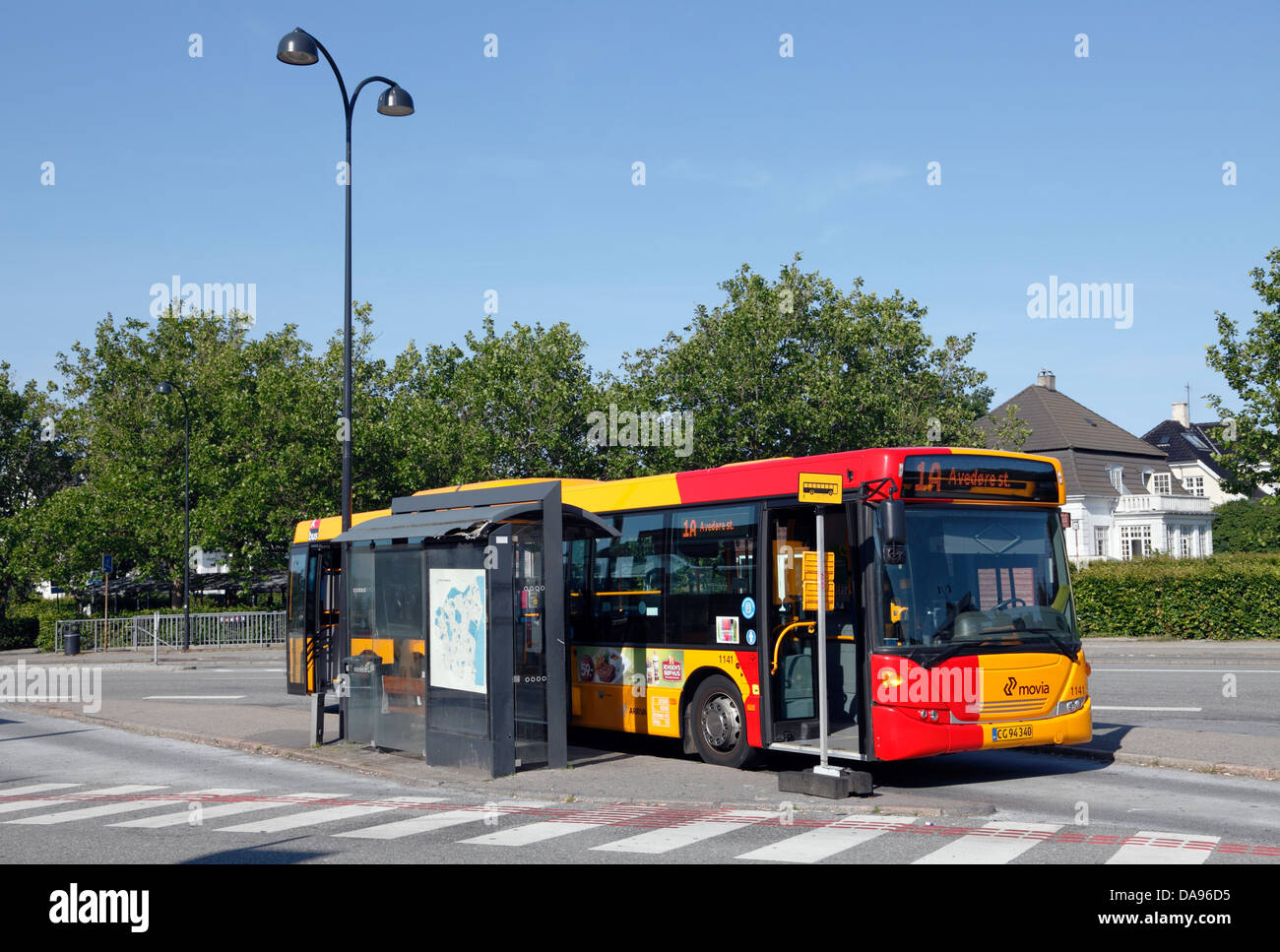 Autobus di città presso il terminal degli autobus di Hellerup stazione ferroviaria a nord di Copenhagen Foto Stock