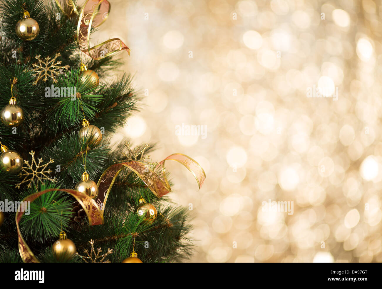 Oro sullo sfondo di Natale di luci sfocati con decorate albero Foto Stock
