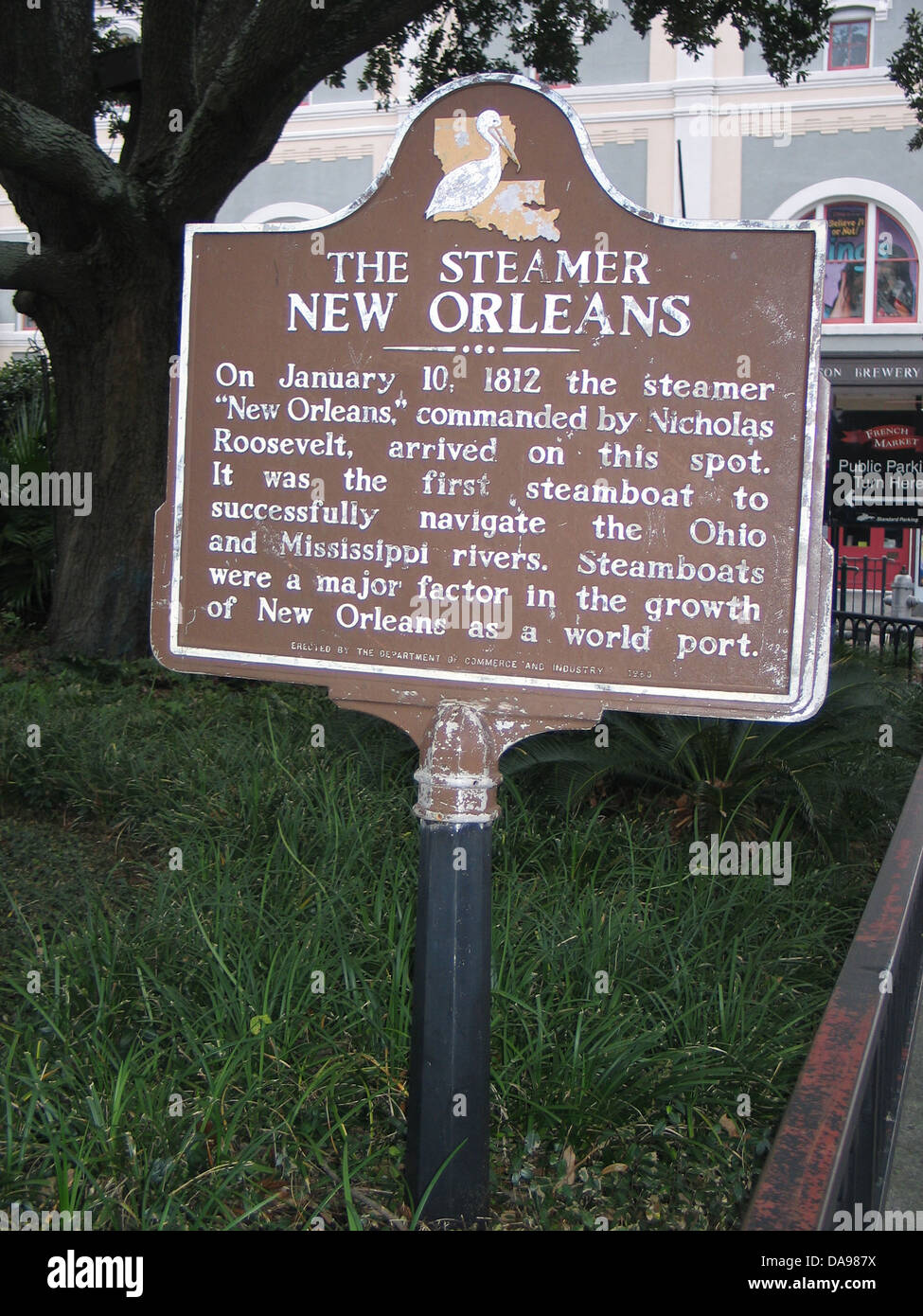 Il sistema di cottura a vapore di New Orleans il 10 gennaio 1812 il sistema di cottura a vapore "New Orleans,' comandato da Nicholas Roosevelt, arrivati a questo punto. È stato il primo battello a vapore per riuscire a navigare in Ohio e fiumi Mississippi. Piroscafi sono stati un fattore importante nella crescita di New Orleans come un mondo porta. Eretta dal Dipartimento del Commercio e dell' industria, 1963. Foto Stock