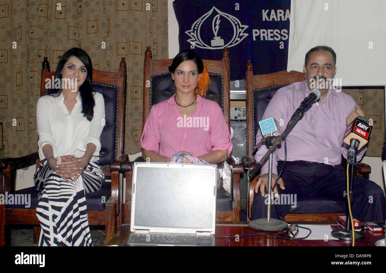 Scrittore e regista del film "Hotel", Khalid Hassan Khan indirizzi alla media delle persone durante la cerimonia di presentazione del Pakistan il primo film Psycho-Thriller "Hotel" a Karachi press club il lunedì, 08 luglio, 2013. Foto Stock