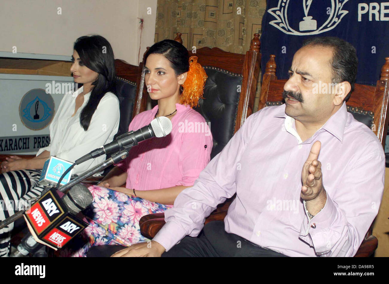 Scrittore e regista del film "Hotel", Khalid Hassan Khan indirizzi alla media delle persone durante la cerimonia di presentazione del Pakistan il primo film Psycho-Thriller "Hotel" a Karachi press club il lunedì, 08 luglio, 2013 Foto Stock
